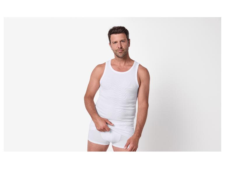 Mann in weißem Unterhemd und Boxershorts