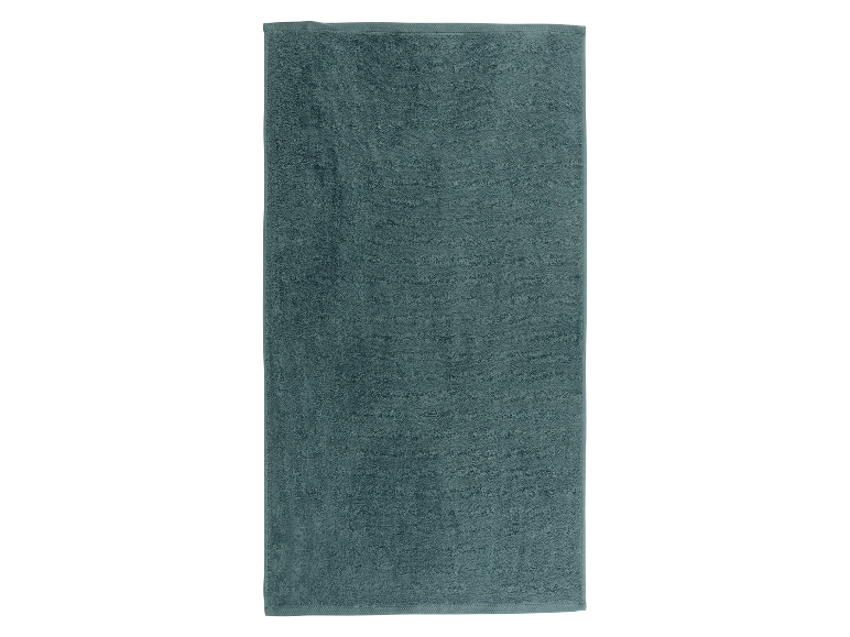 Dunkelgrünes Handtuch auf weißem Hintergrund.