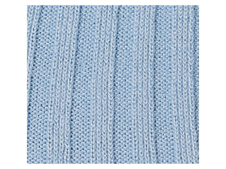 Hellblaue gerippte Strickstruktur.