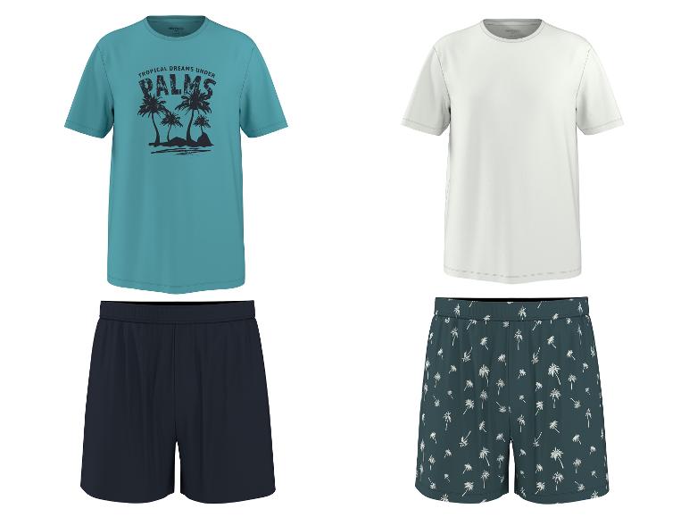 T-Shirts und Pyjamashorts: ein blaues T-Shirt mit Palmen und ein weißes, sowie unifarbene und Palmenmuster-Shorts.