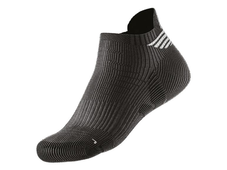 Kurze schwarze Socken, sportlicher Stil.