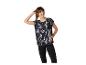 Frau in Tie-Dye-T-Shirt und schwarzen Leggings, hält eine Metallwasserflasche.