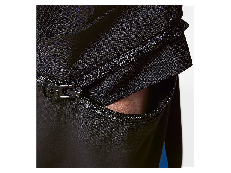 Reißverschluss an einem schwarzen Sportartikel.