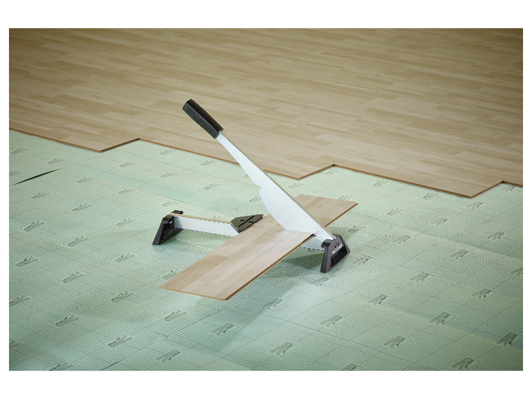 Wolfcraft Laminatschneider auf leicht schneidbarer Unterlage.