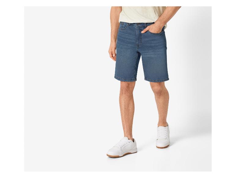 Jeans-Shorts und weiße Sneaker für Herren.