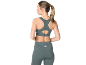 Frau von hinten in einem grauen Sport-BH und passenden Leggings.
