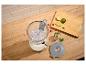 SILVERCREST® Standmixer mit Eis befüllt, daneben ein Schneidebrett mit Limetten und ein Glas.