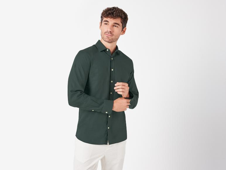 Dunkelgrüne Herrenhemd, lässiger Stil.