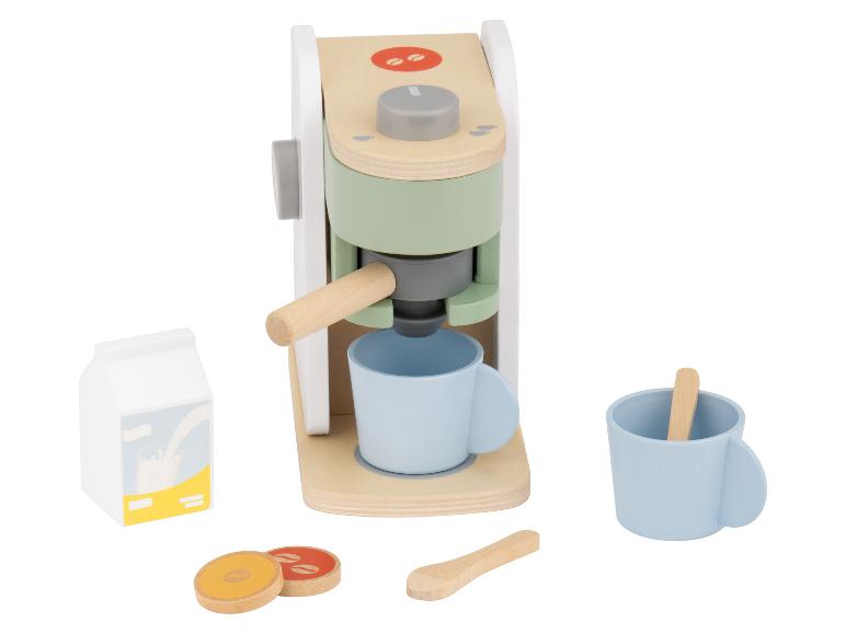 Holzspielzeug-Set mit Kaffeemaschine, Tassen, Milchkarton und Kaffeebohnen.