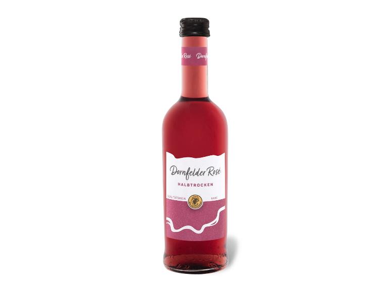 Eine Flasche Dornfelder Rosé, ein deutscher halbtrockener Wein.