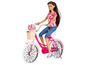Ein rosafarbenes Barbie-Fahrrad mit einem Korb und Blumen.