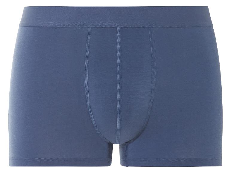 Blaue Boxershorts.