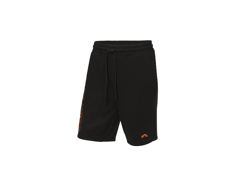 Schwarze Shorts mit orangefarbenem Logo.