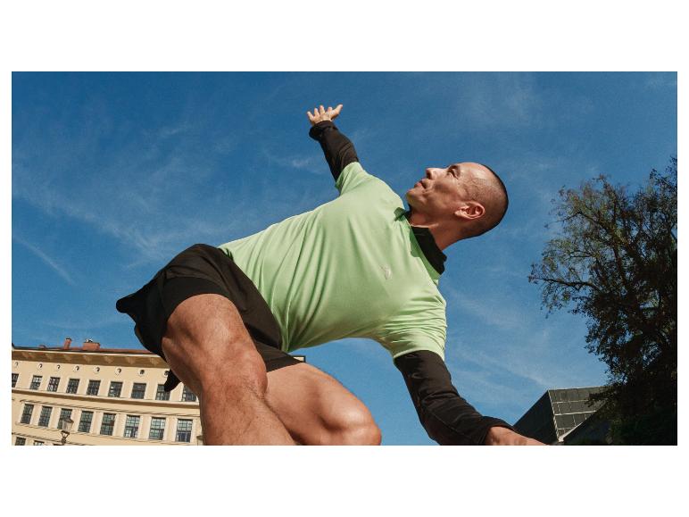 Mann beim Outdoor-Sport im Crivit Herren Funktionsshirt mit langen Ärmeln.