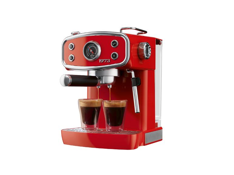 Rote Espressomaschine, die Espresso in zwei Gläser füllt.