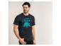 Mann in schwarzem T-Shirt mit türkisfarbenem Palmen- und „PALMS & OCEAN BREEZE“-Aufdruck.