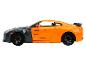 Ein orangefarbener Nissan GT-R mit schwarzen Akzenten.