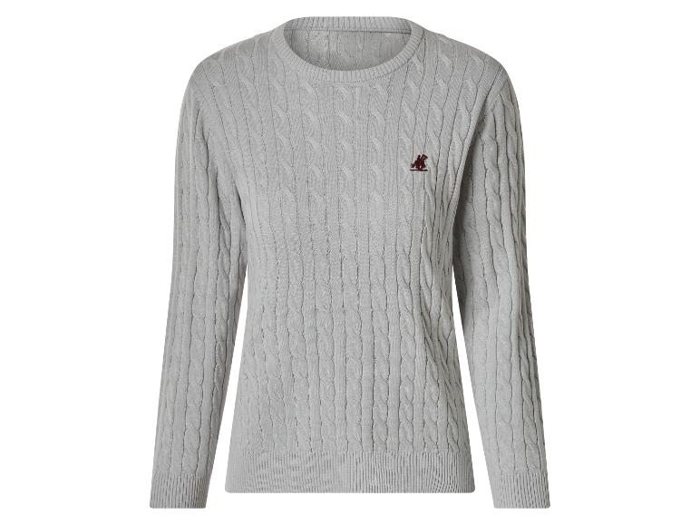 Grauer Zopfstrickpullover mit gesticktem Logo auf der Brust.