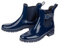 Zwei Paar dunkelblaue Gummistiefel.