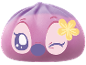 Lila Brötchen mit süßem Gesicht, einem offenen Auge, einem zwinkernden und einer gelben Blume.