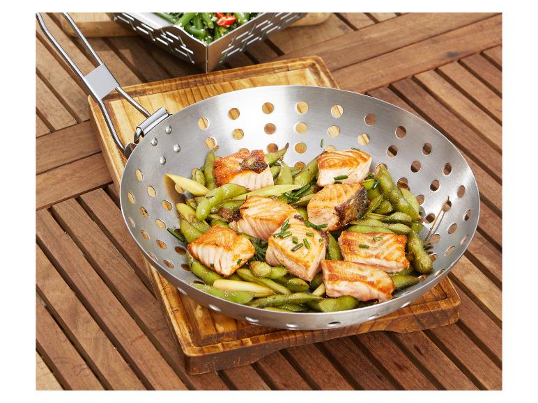 Gebratener Lachs und Edamame in einer Edelstahl-Wok.