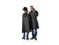 Zwei Models in schwarzen Regenponchos und Jeans, einer blickt zurück, der andere lächelt.