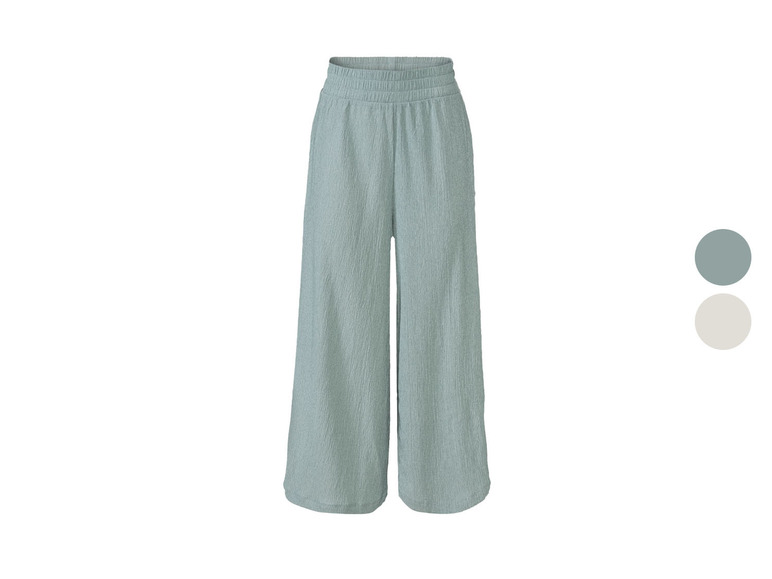 Hellblaue, weite Hose mit Gummizug am Bund.