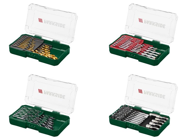 Vier Sets Bohrer und Schrauberbits in grünen Kästen.