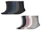 Zwei Sets Socken, eines in dunklen Unifarben und Streifen, das andere in hellen Unifarben und Streifen.