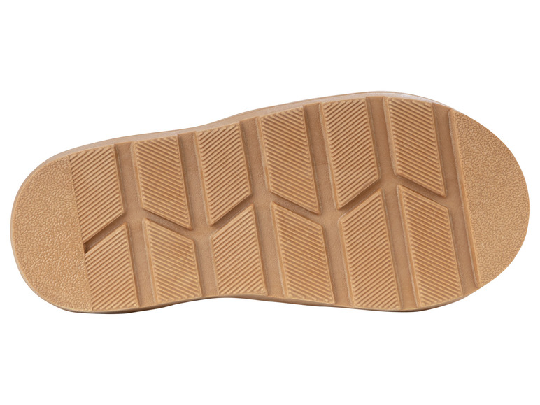 Die Sohle eines braunen Schuhs mit grobem Profil.