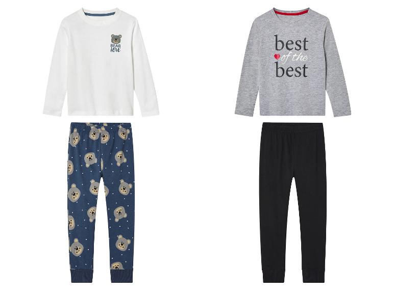 Zwei Sets Kinderkleidung mit einem weißen Langarmshirt mit Bären-Print, einer blauen Hose mit Bären-Print und einem grauen Langarmshirt mit dem Text 'best of the best'.