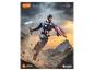 Captain America Figur mit Hammer und Schild, vor stürmischem Himmel.