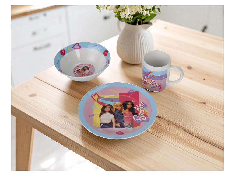 Barbie Geschirrset mit Teller, Schüssel und Tasse auf einem Holztisch.