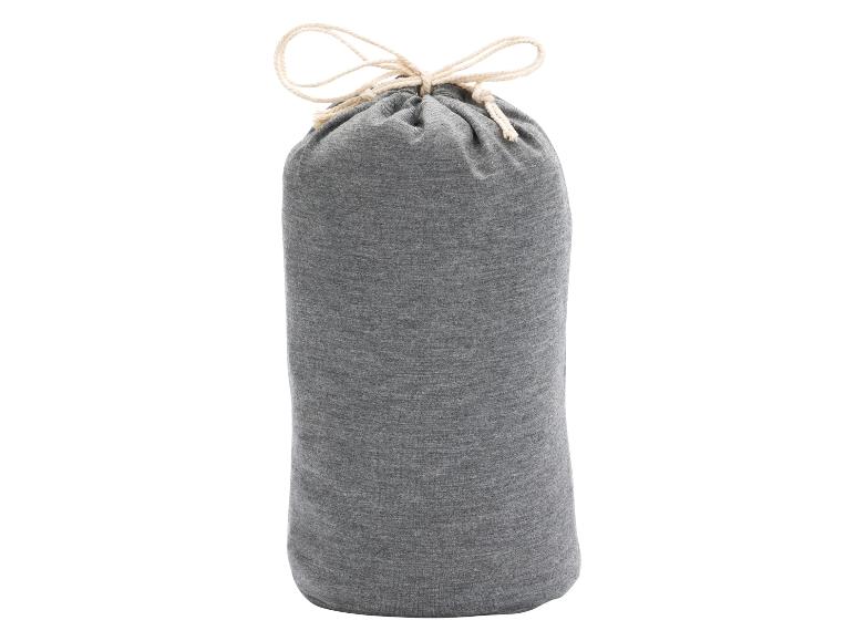 Eine graue Stofftasche mit Kordelzug.