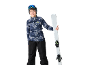 Lächelnder junger Skifahrer in Skibekleidung, Mütze, Skibrille und Skiern.