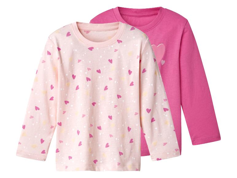 Zwei langärmelige Kinder-Shirts, eines rosa mit Herzen und eines einfarbig fuchsia.
