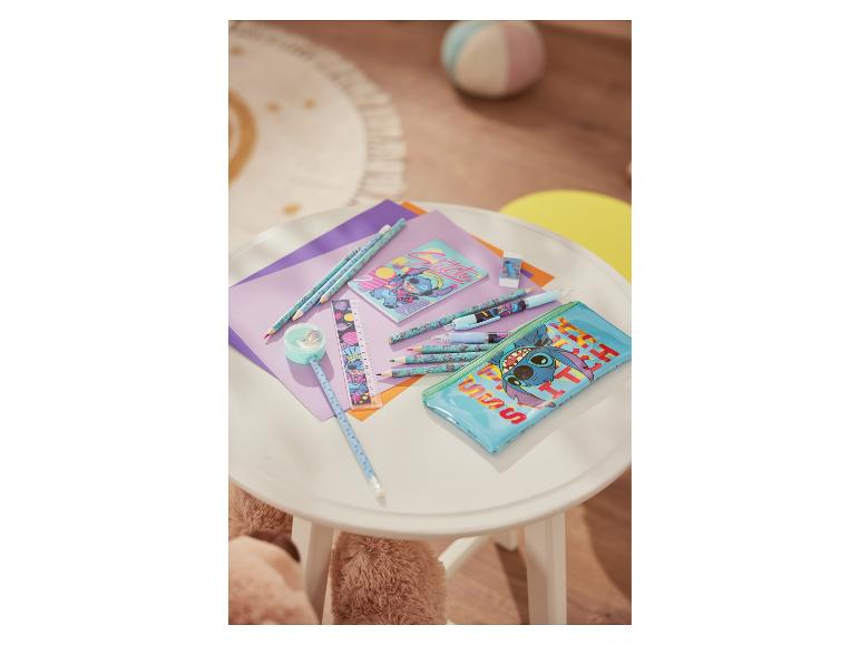 Stifte, Spitzer und Stitch-Etui: bunte Schulutensilien.