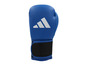 Ein blauer Boxhandschuh mit Adidas-Logo.