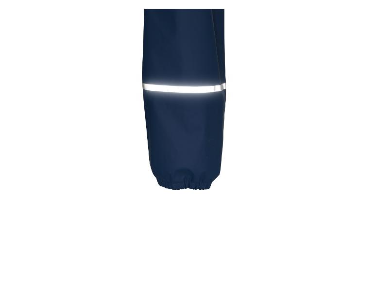 Ärmel einer marineblauen Regenjacke mit Reflexstreifen