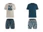 Zwei Herren-T-Shirts, eines beige mit 'Caribbean Summer'-Aufdruck und eines einfarbig türkis, mit zwei gemusterten Shorts.