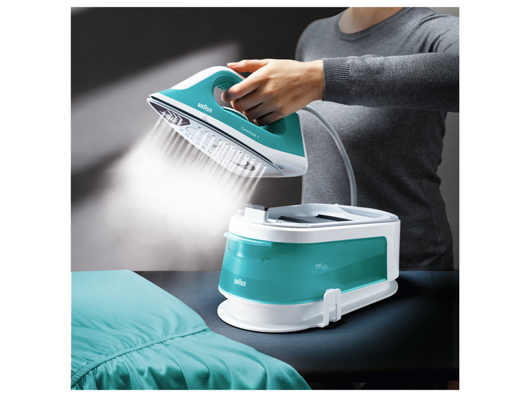Eine Frau benutzt ein Braun CareStyle 1 Dampfbügeleisen.