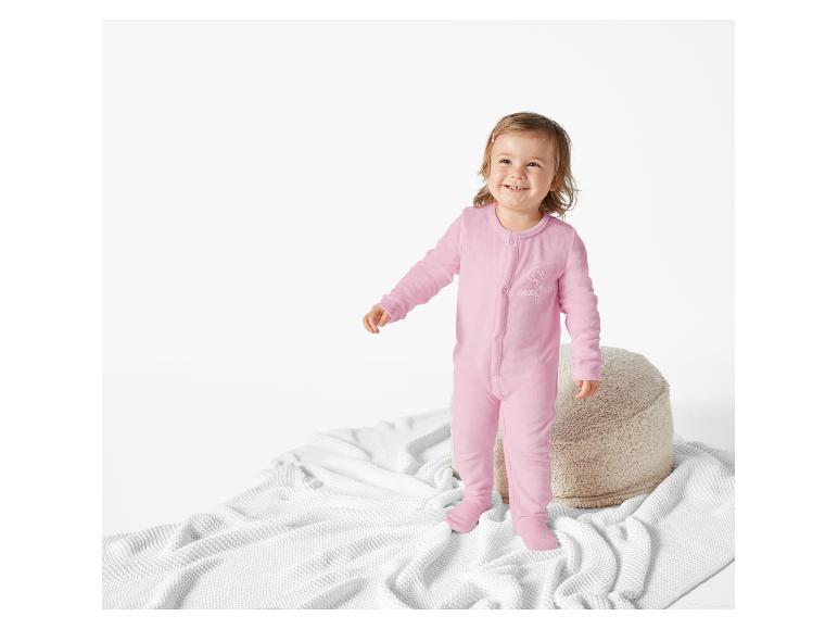 Ein rosa Baby-Overall mit einem Hasenmotiv und der Aufschrift 'Good Night'.