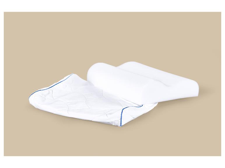 Weißes Nackenkissen aus Memory-Schaum mit blauer Stepphülle.