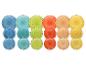 Bunte Keramikteller und -schalen in Blau-, Grün-, Orange- und Gelbtönen.