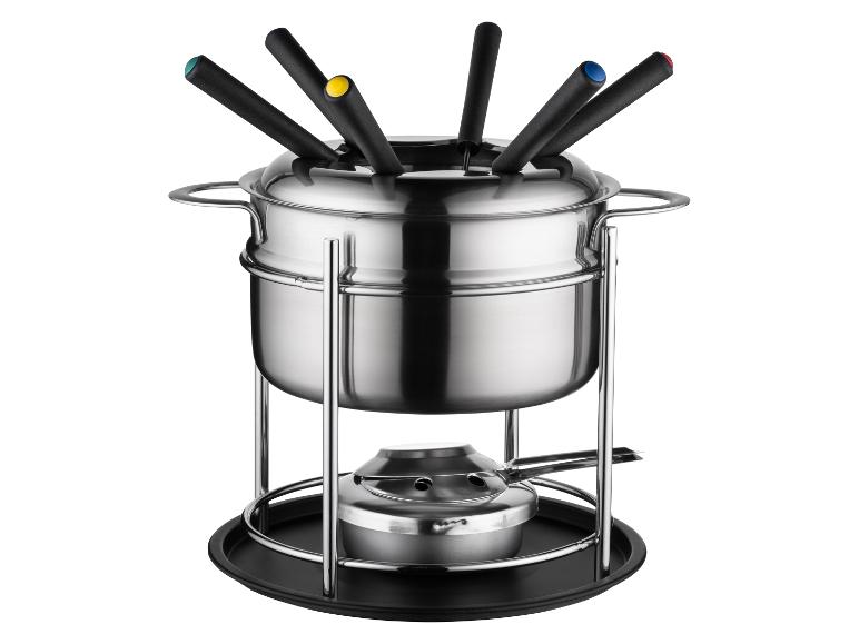 Edelstahl-Fondue-Set mit sechs Gabeln mit farbigen Enden auf weißem Hintergrund.