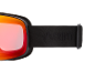 Skibrille mit orange-roter Scheibe und schwarzem Band mit geprägtem Logo.