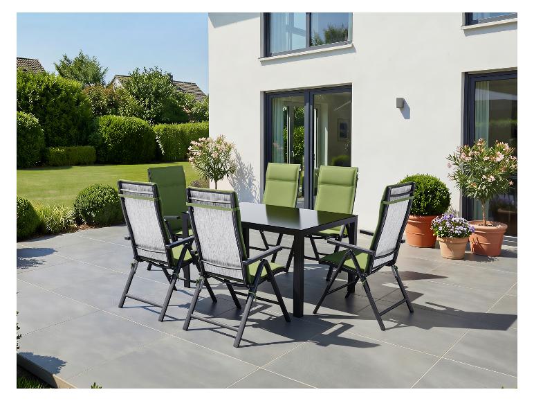 Gartenmöbel-Set mit schwarzem Tisch und grün-grauen Stühlen auf einer Terrasse.