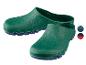Zwei grüne Clogs mit blauer Sohle.