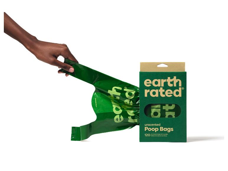 Hand zieht grüne, unparfümierte Kotbeutel aus einer 120er-Packung.