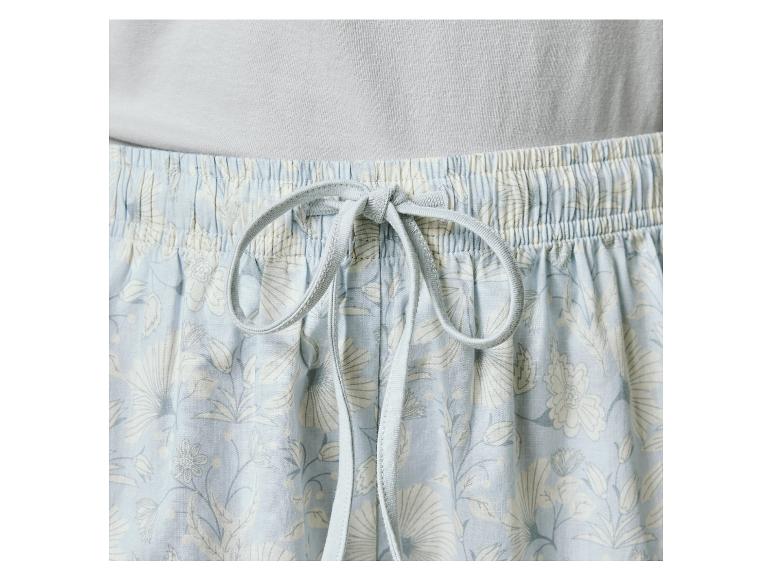 Hellblaue Pyjamahose mit Blumenmuster.